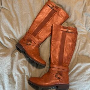 Knee high boots from Amazon in great condition. Only worn once.